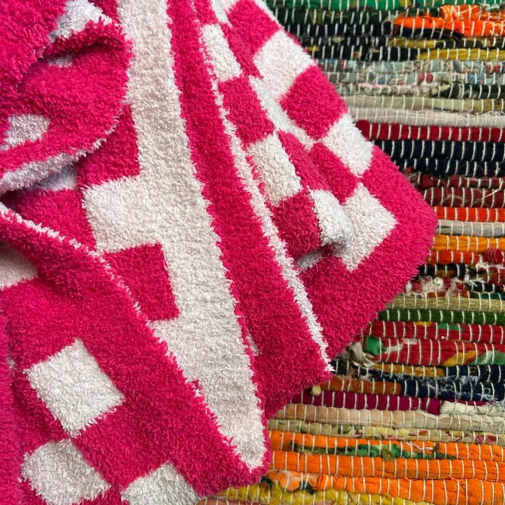 Juicy Couture Pink Checkered Reversible Featherknit Jaquard Push 50x70” Blanket